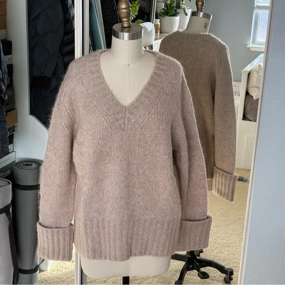 NWT Banana Republic Fluffy Relaxed Stone Sweater Size: S
